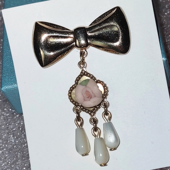 Gold Bow w/ Dangling Porcelain Flower Pin - Picture 6 of 8